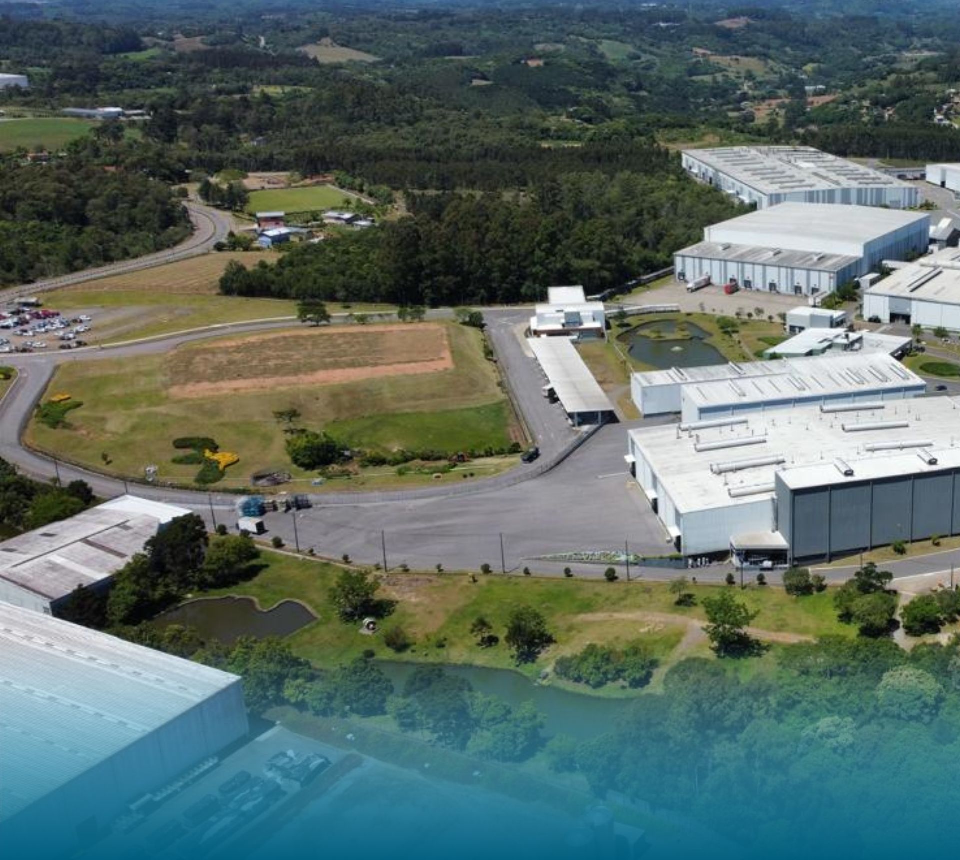 Vista aérea do complexo industrial do segmento de cutelaria da Tramontina no Rio Grande do Sul, cercado por áreas verdes, local destinado à implantação de hub de hidrogênio verde para descarbonização industrial.